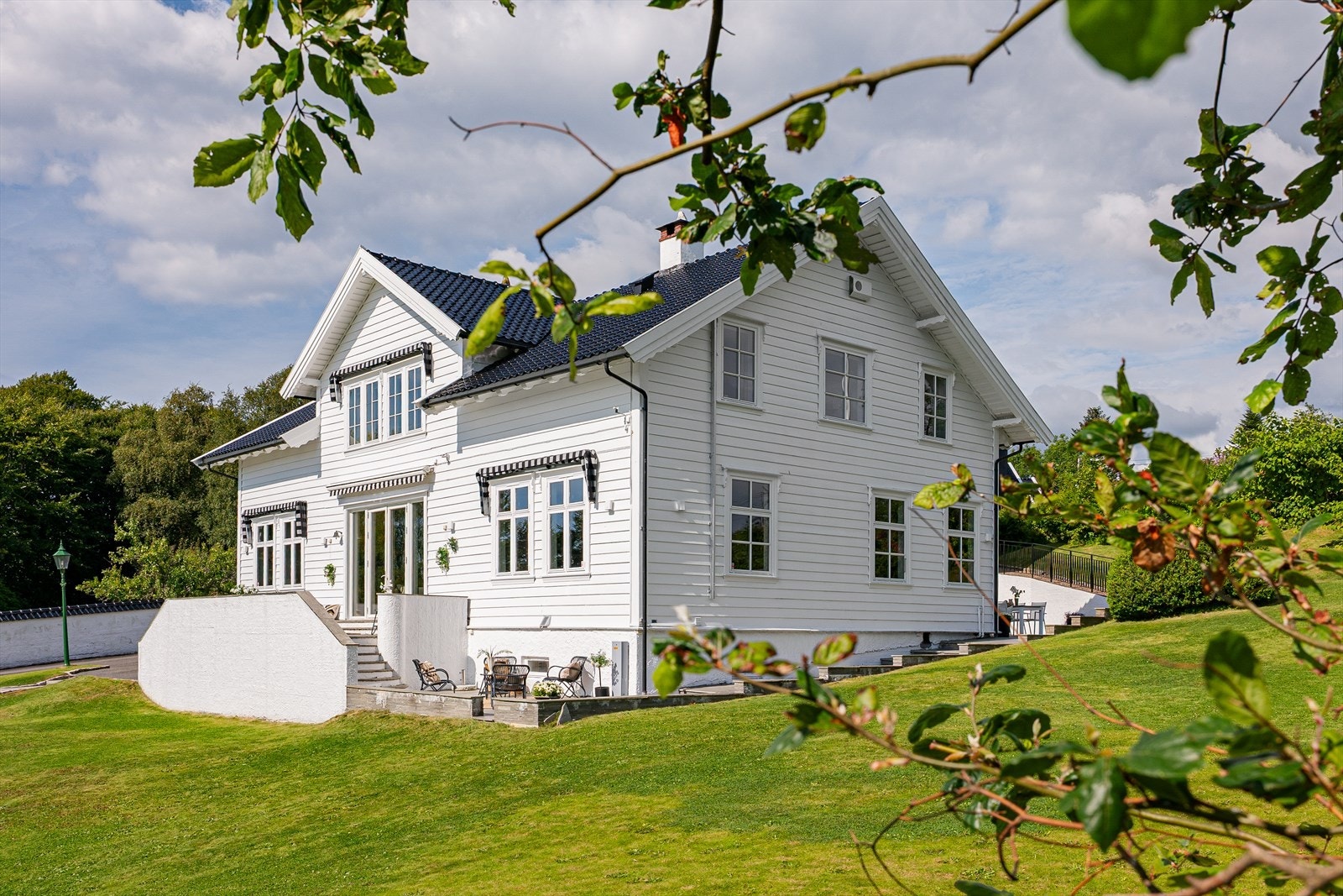 En unik eiendom i Fana med parkmessig hage og flott opparbeidet tomt. Galleribilde