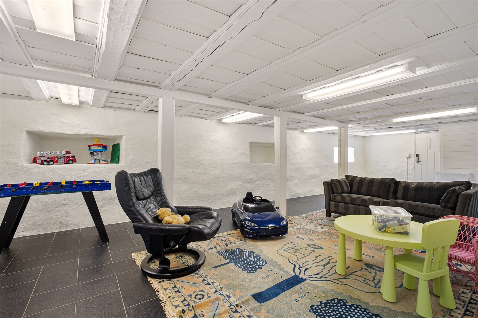 Underetasjen gir mange muligheter. Stor kjellerstue med egen inngang og stort areal. Galleribilde