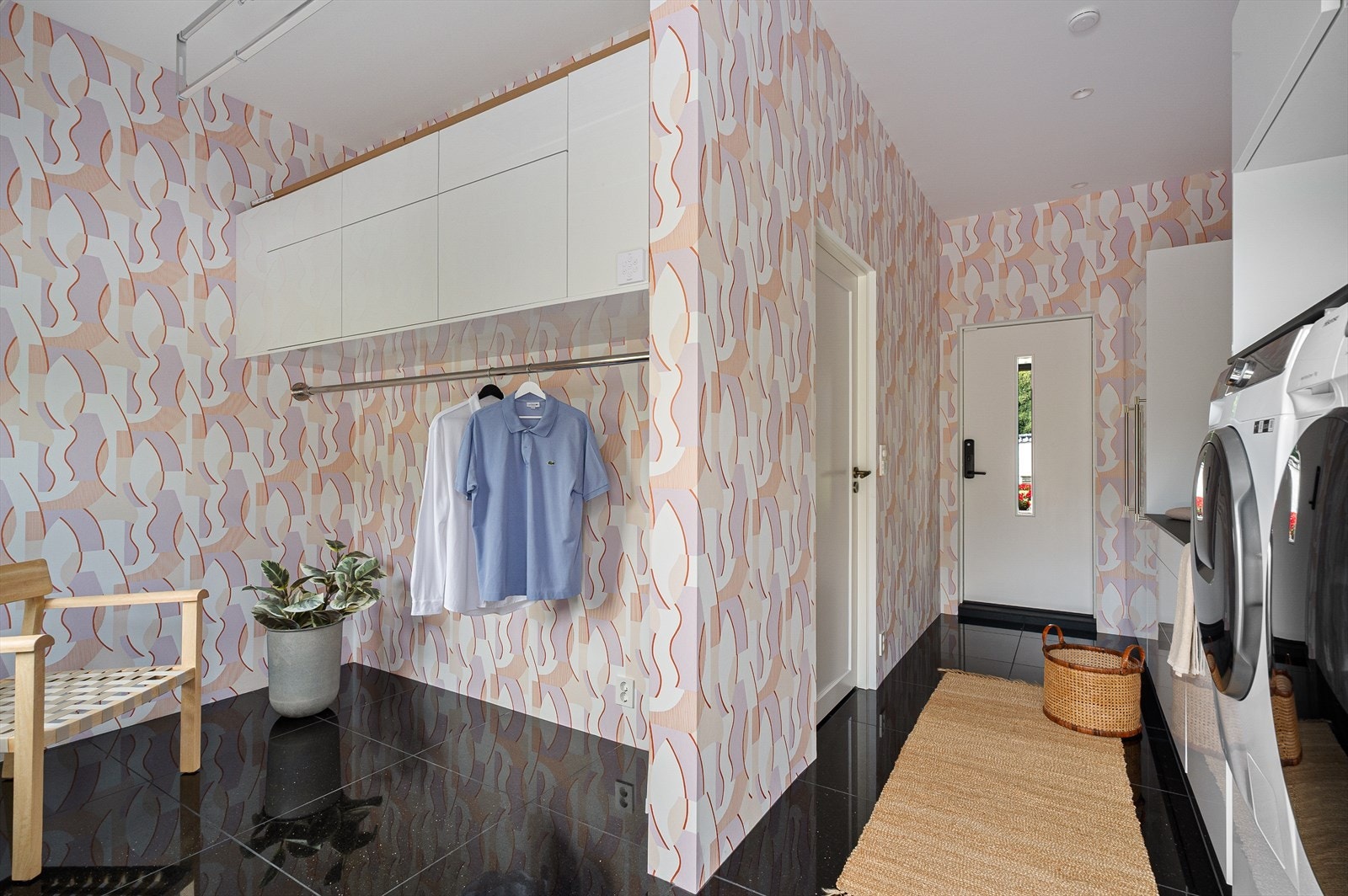 Stort og praktisk vaskerom med oppheng og skap. Takmontert elektrisk tørkestativ fra Foxydry. Galleribilde