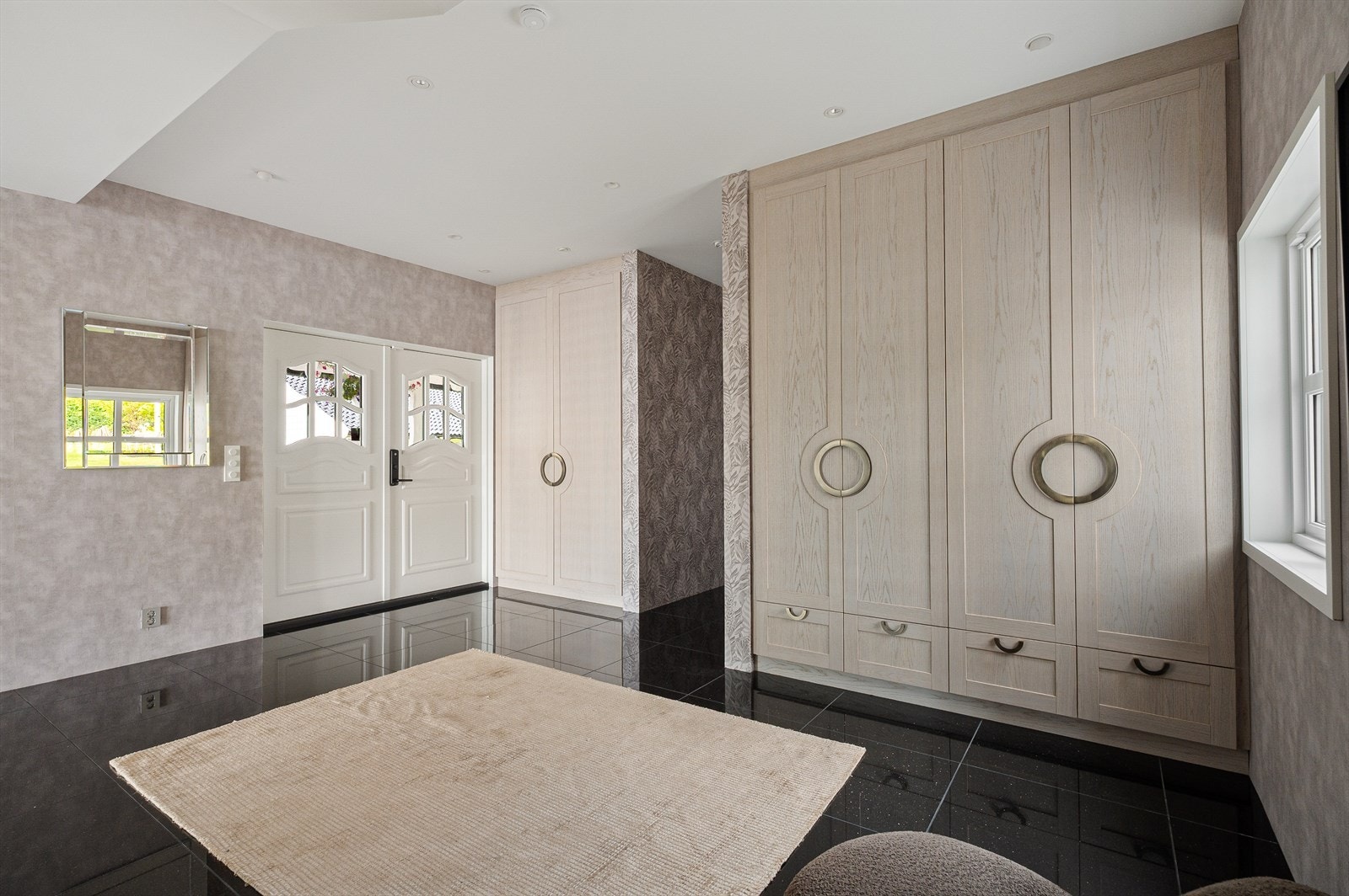 Det første som møter deg er en hall av særs god størrelse med spesialtilpassede garderobeløsninger fra Interiør-Snekkeriet AS. Galleribilde