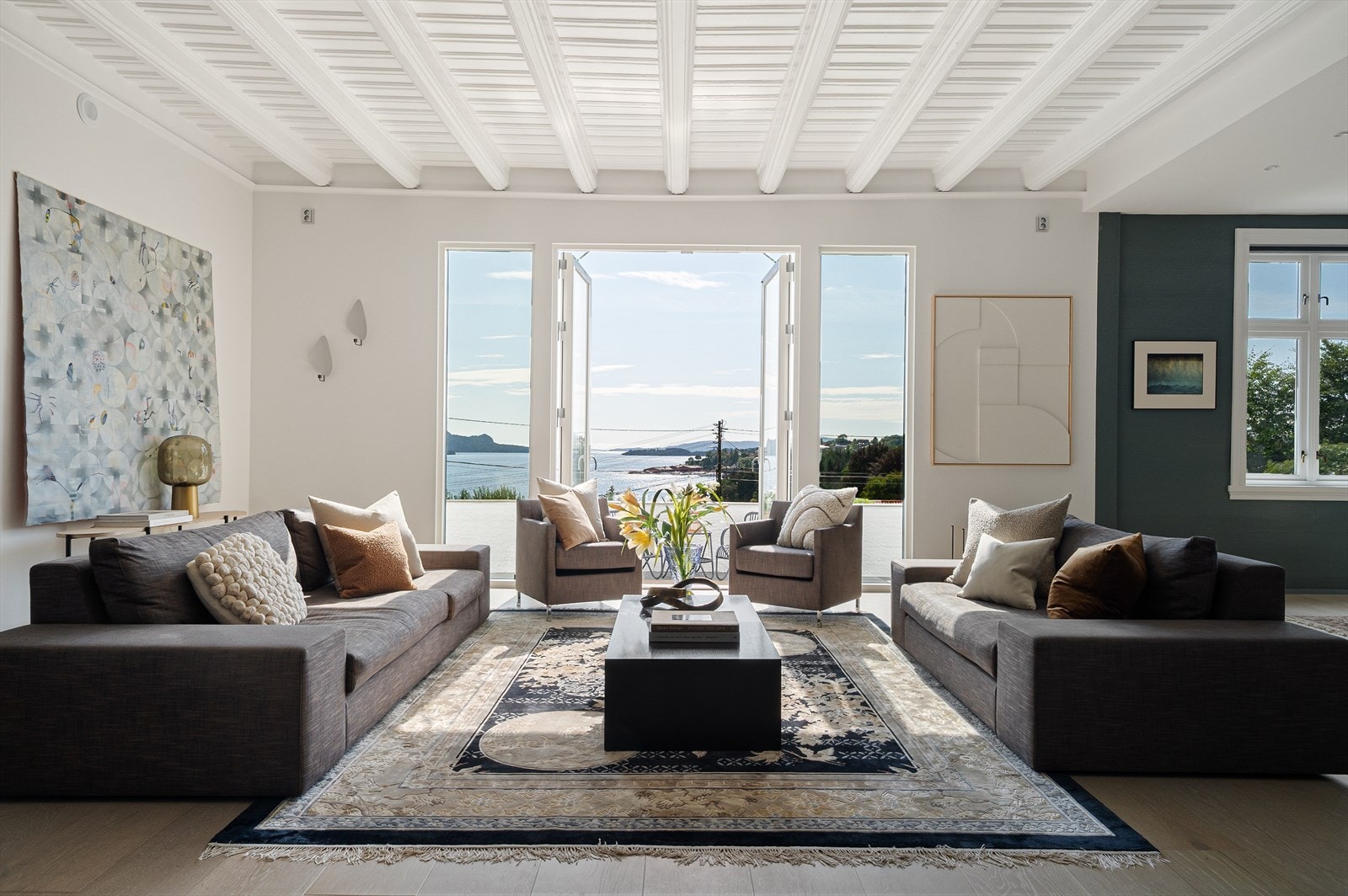 Det er bevart mange flotte detaljer som bevarer boligens sjel, tilpasset i tråd med tiden. Galleribilde