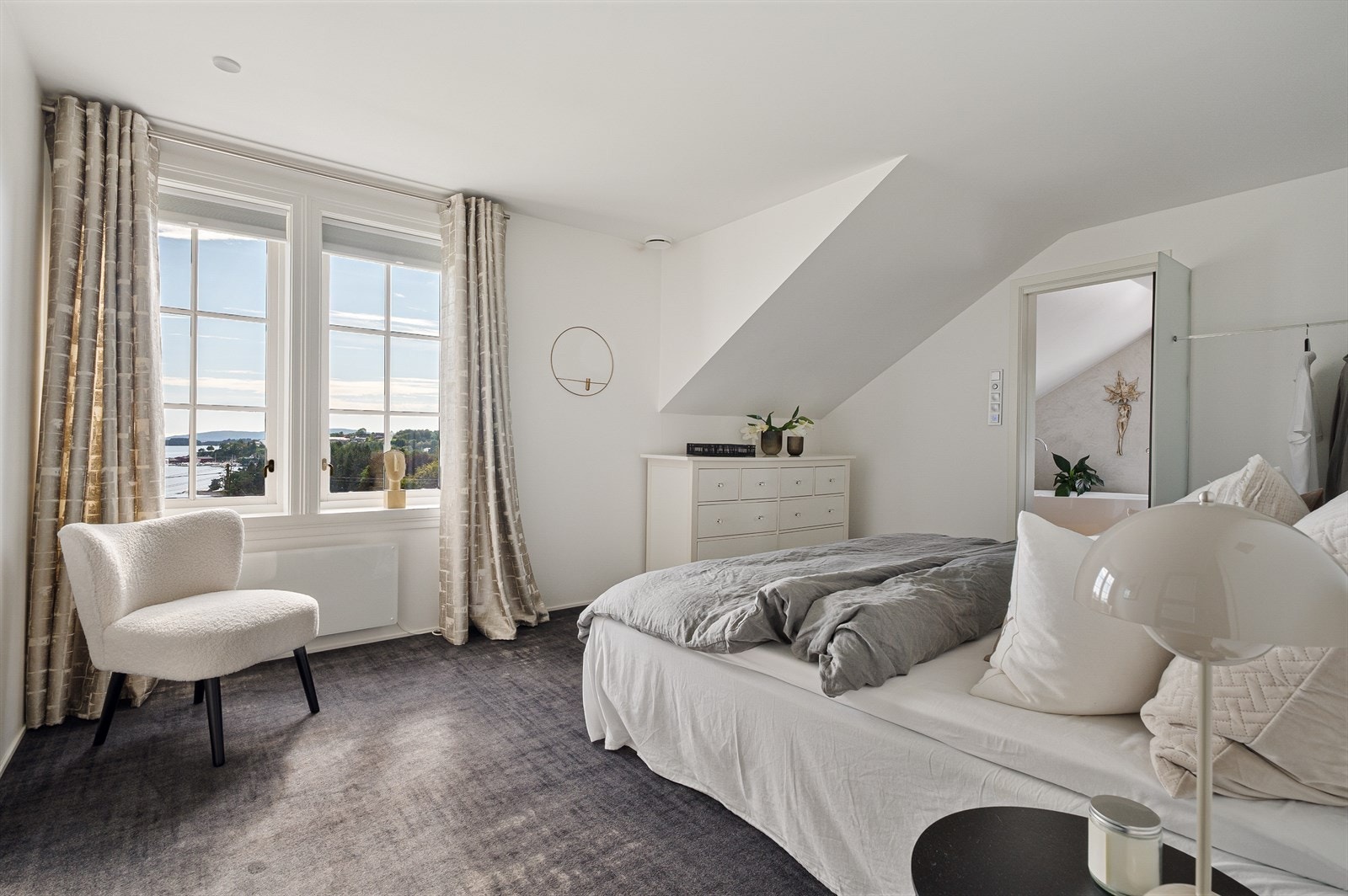 Alle soverommene er av god størrelse, og to har eget bad. Galleribilde