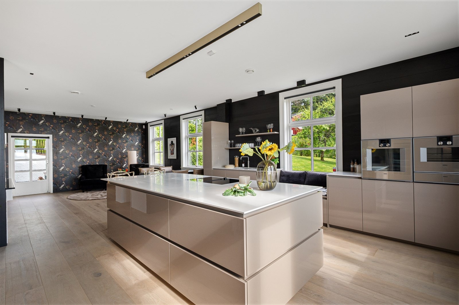 Kjøkkenet er fra fra 2023 av Studio Poggenpohl med høy kvalitet. Hvitevarer fra anerkjenteGaggenau. Galleribilde