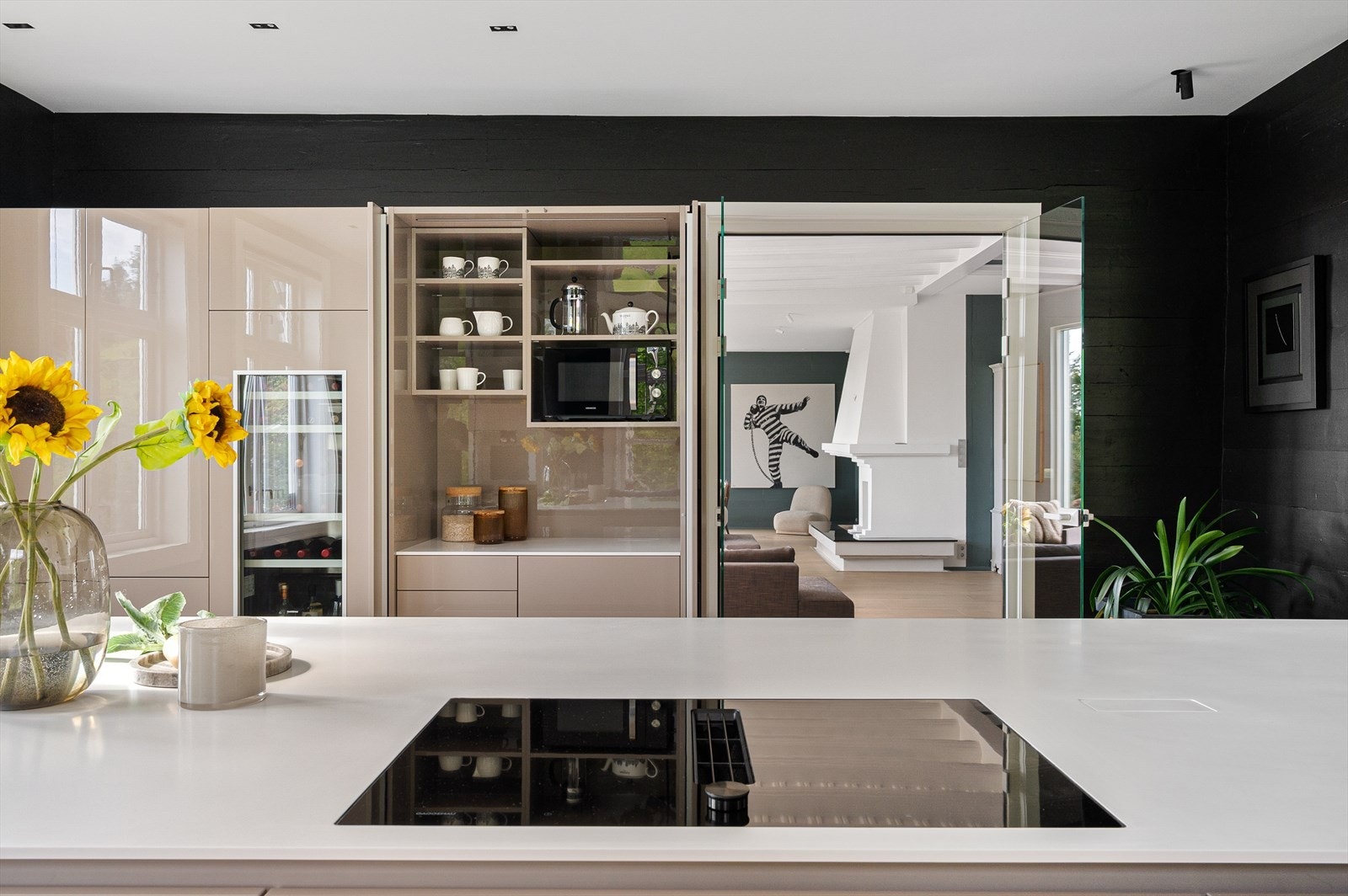 Smarte løsninger med skjult popup stikkontakt i benkeplaten. Galleribilde