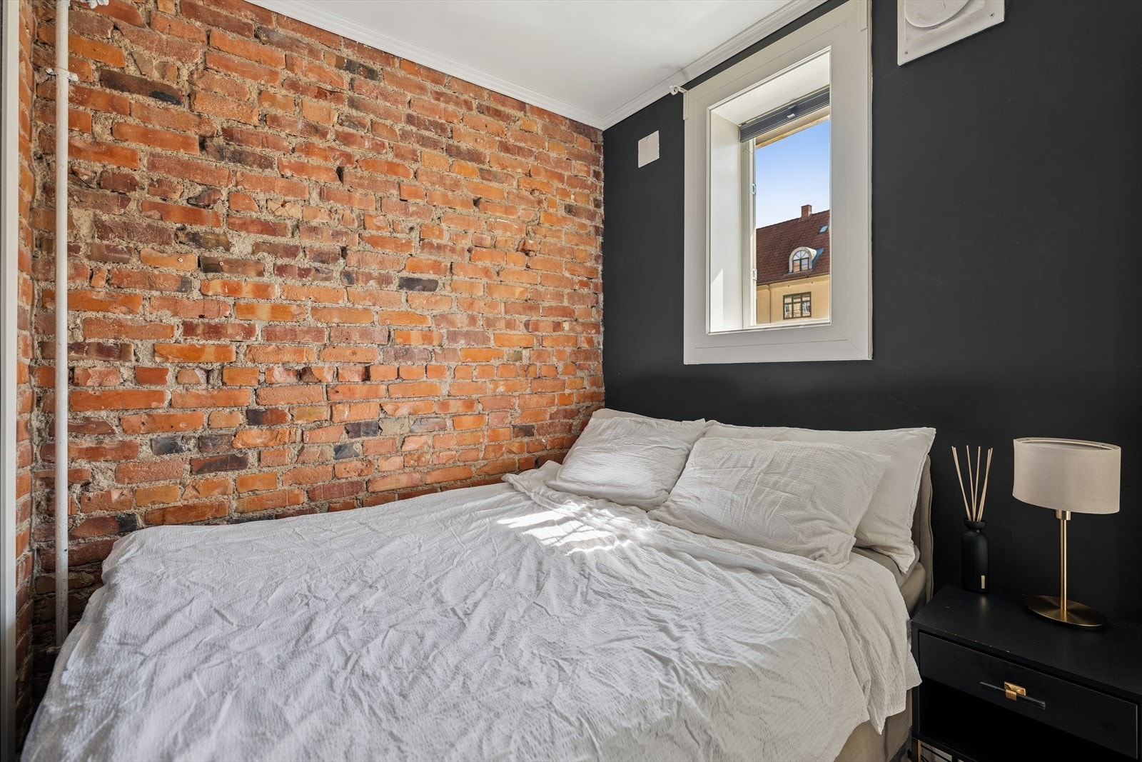 Stort og luftig soverom med god plass til dobbeltseng samt øvrige garderobe. Galleribilde