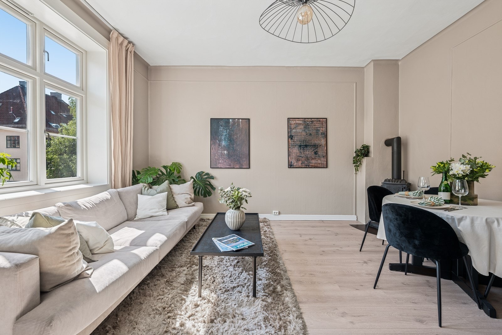 I stuen er det god plass til sofagruppe, TV-seksjon, spisebord og annet ønsket møblement. Galleribilde