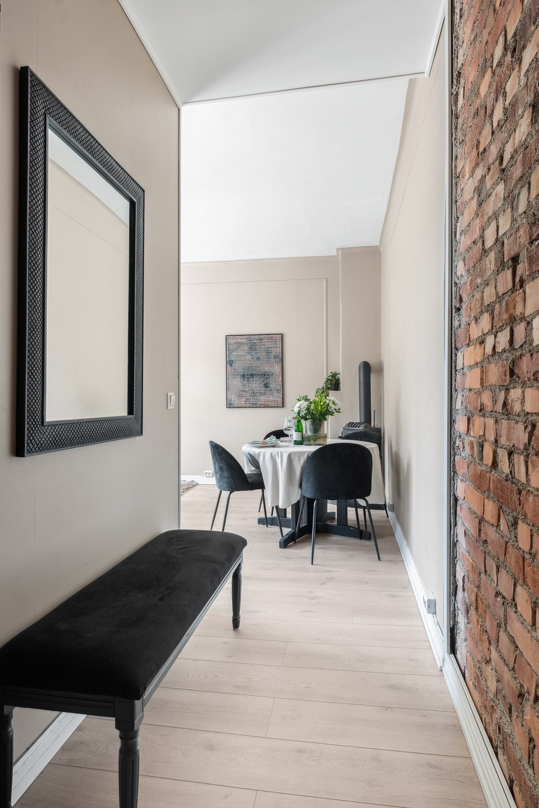 Arealeffektiv entré med plass til å henge fra seg yttertøy og sette fra seg sko i plassbygd garderobeløsning med stang og hyller. Galleribilde