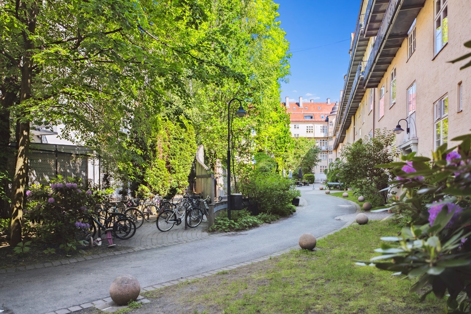 Leiligheten ligger i byggets 2. etasje og vender i sin helhet mot en rolig bakgård. Galleribilde