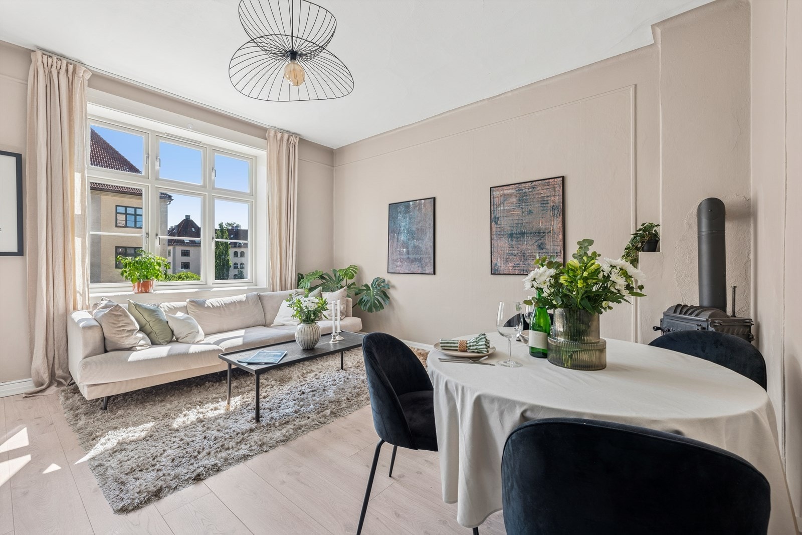 Lys og romslig stue med generøs takhøyde (2,86 meter) og store vindusflater som gir gode innvendige lysforhold og en luftig romfølelse. Galleribilde