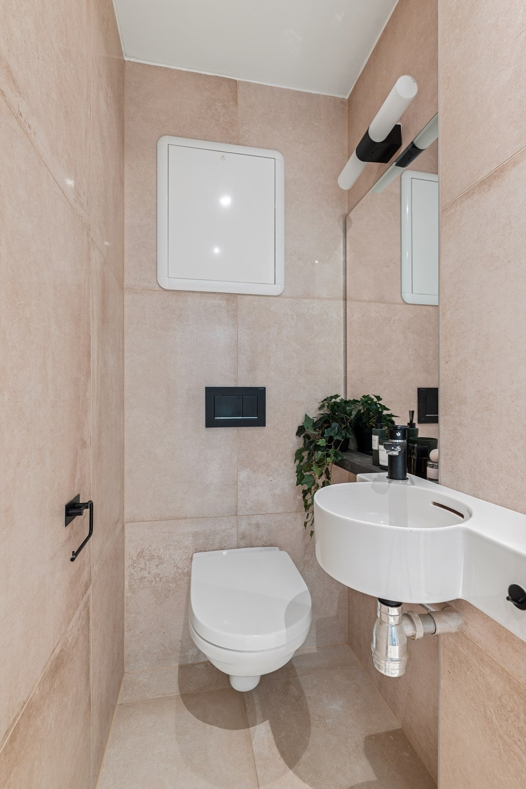 Vegghengt wc og dusjhjørne med innfellbare glassdør. Galleribilde