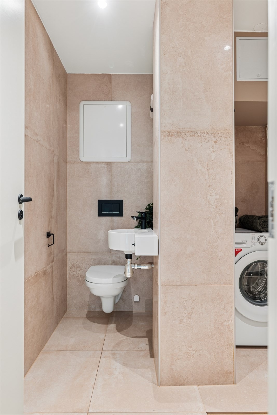 Flislagt bad utført av fagfolk. Baderomsinnredning med servant og ett-greps blandebatteri. Galleribilde