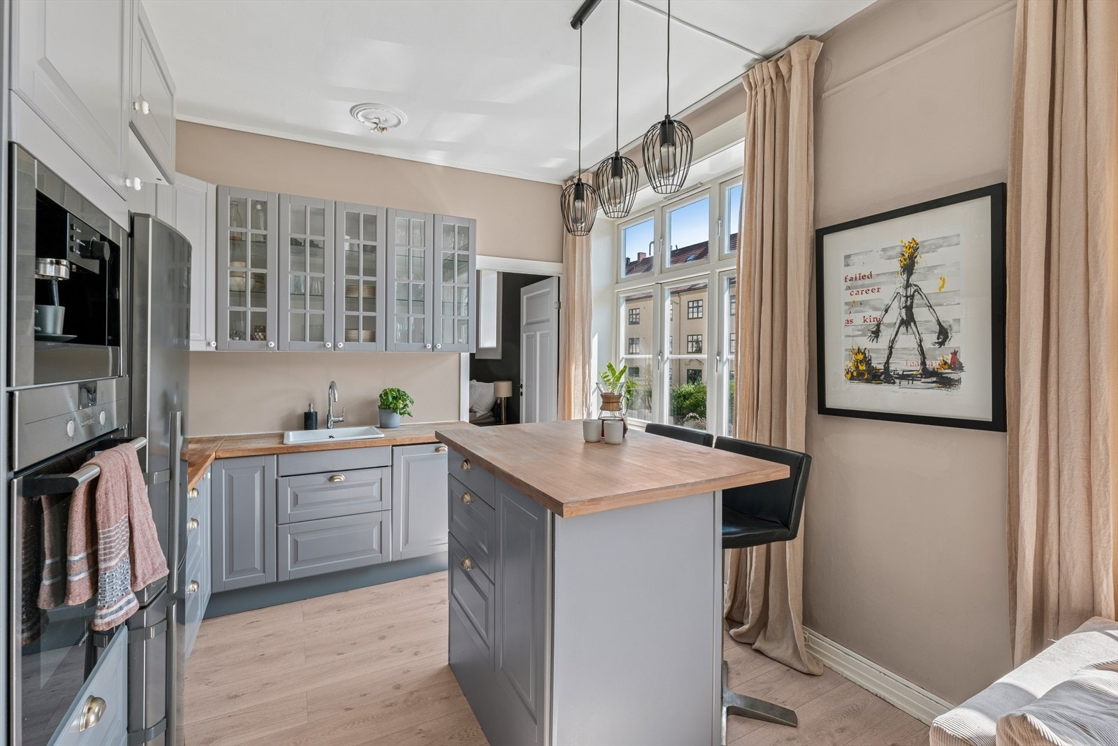 Malte flater over heltre benk og porselenskum med ett-greps blandebatteri. Galleribilde