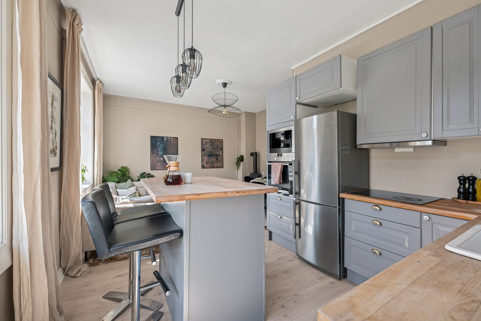 Kjøkkenøy med spiseplass. Galleribilde