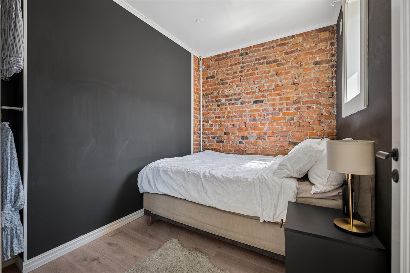 Flott teglsteinsmur gir soverommet et moderne og stilig uttrykk. Galleribilde