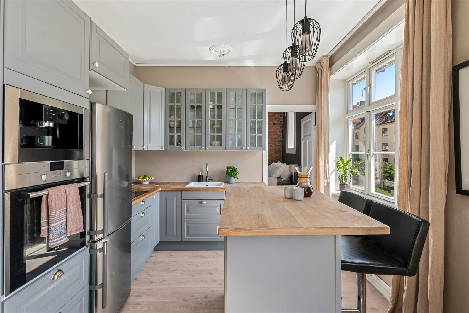 Integrert koketopp, stekeovn, kaffemaskin, oppvaskmaskin og ventilator. Galleribilde