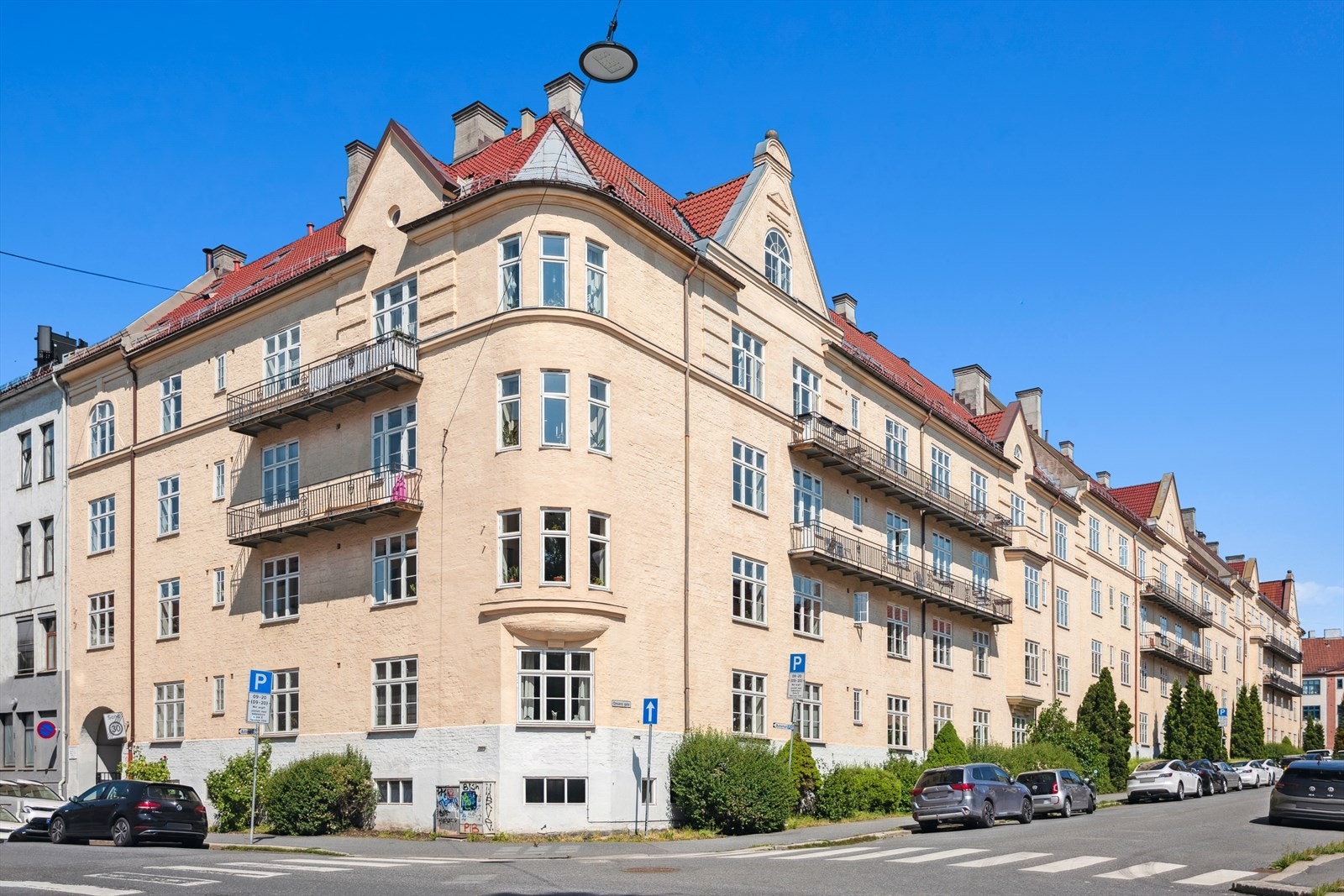 Leiligheten ligger på et rolig og koselig området, med nærhet til både byliv og naturskjønne områder. Galleribilde