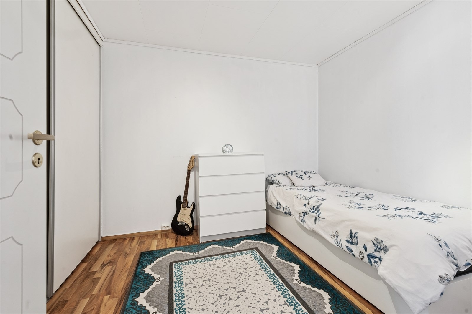 Det minste soverommet har skyvedørsgarderobe. Galleribilde