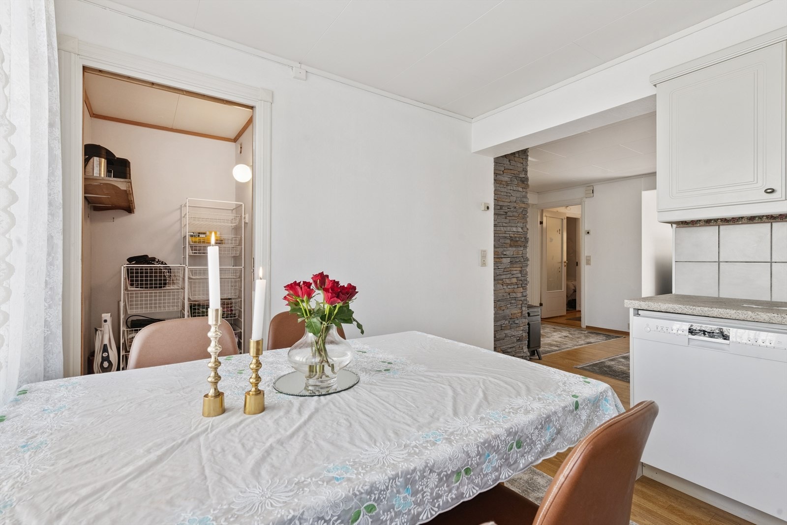 Ved kjøkkenet er en praktisk bod. Galleribilde