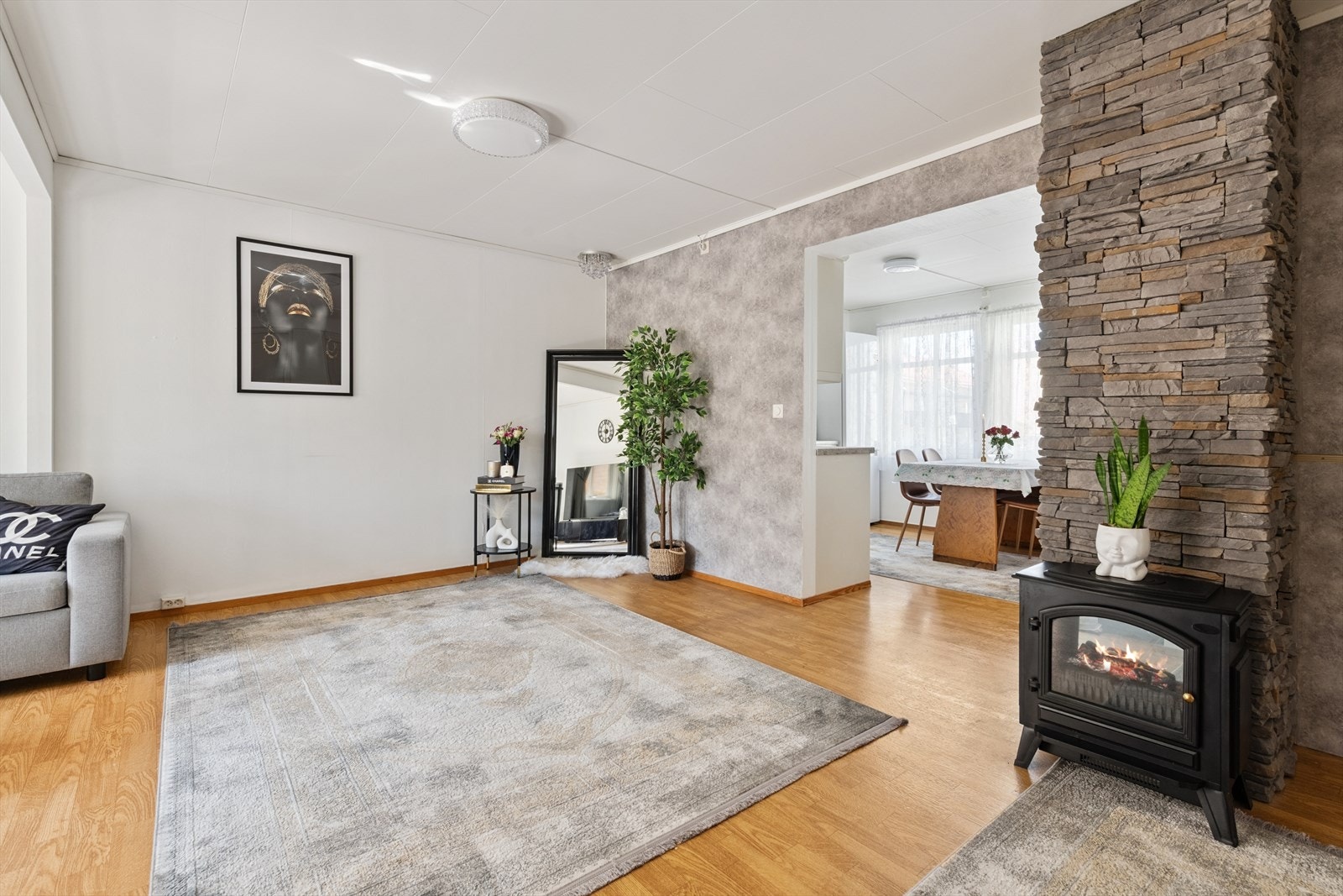 Romslig stue med gode innredningsmuligheter. Her er det plass til både sofagruppe og spisestue. Galleribilde