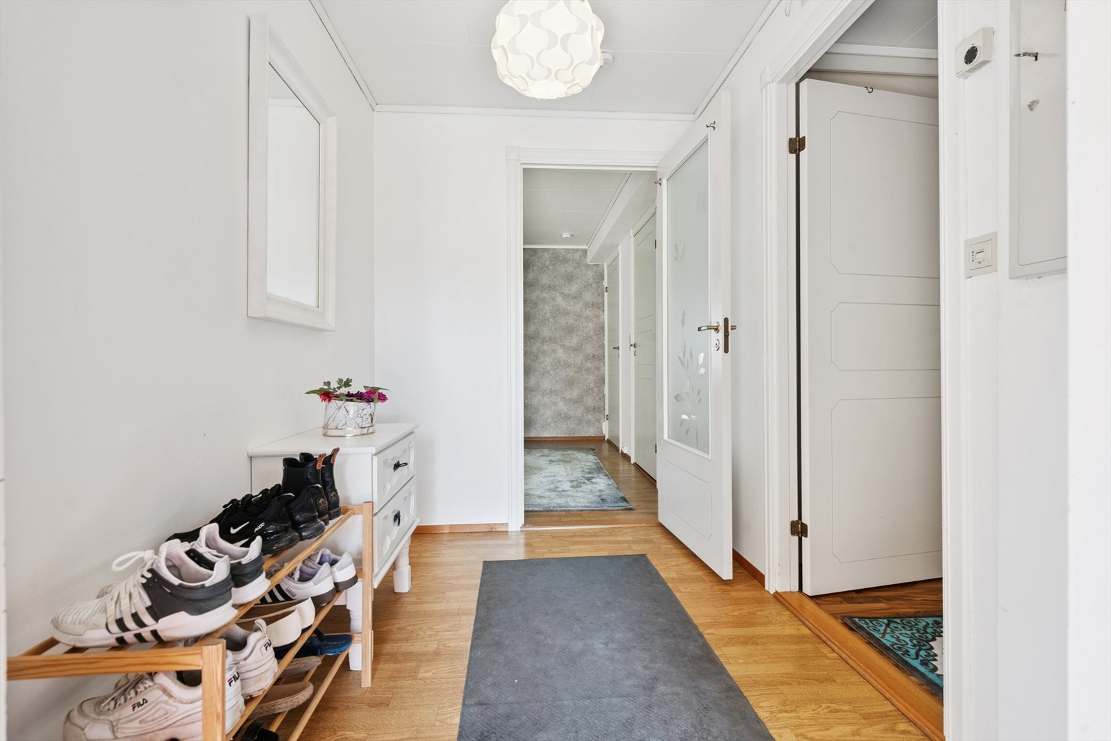 Entré med god plass til klær og sko. Galleribilde