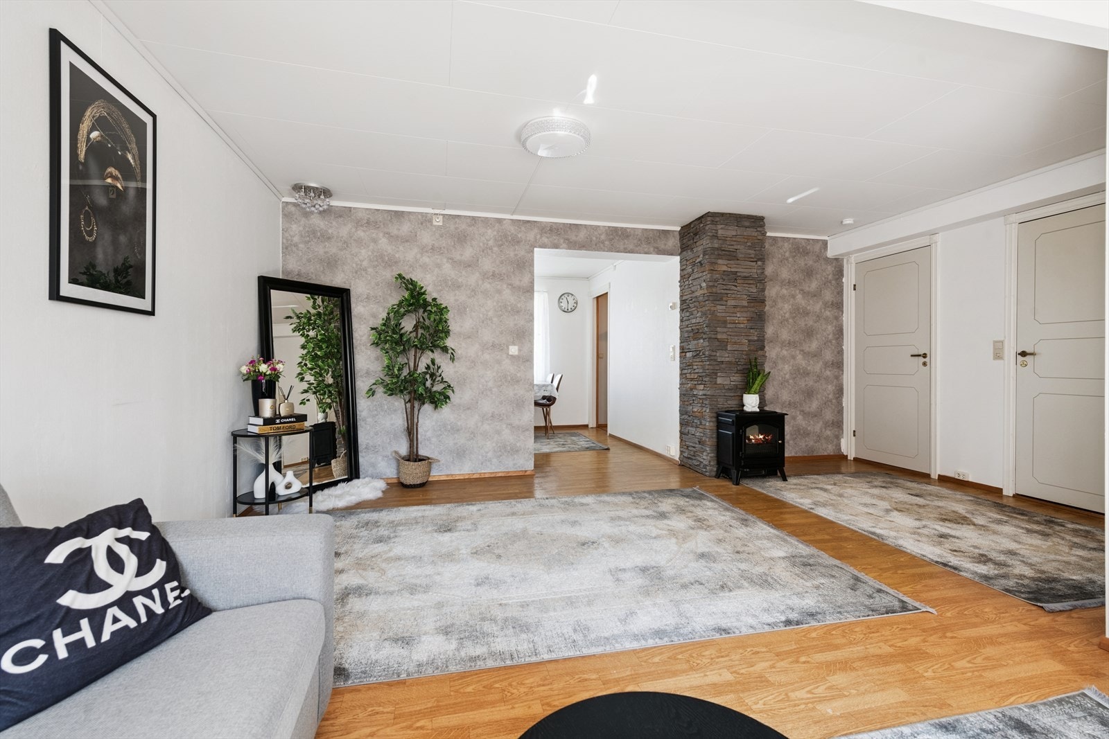 Det er skiferkledd pipe i stuen, så her kan man installere en vedovn eller peis om man ønsker det. Galleribilde