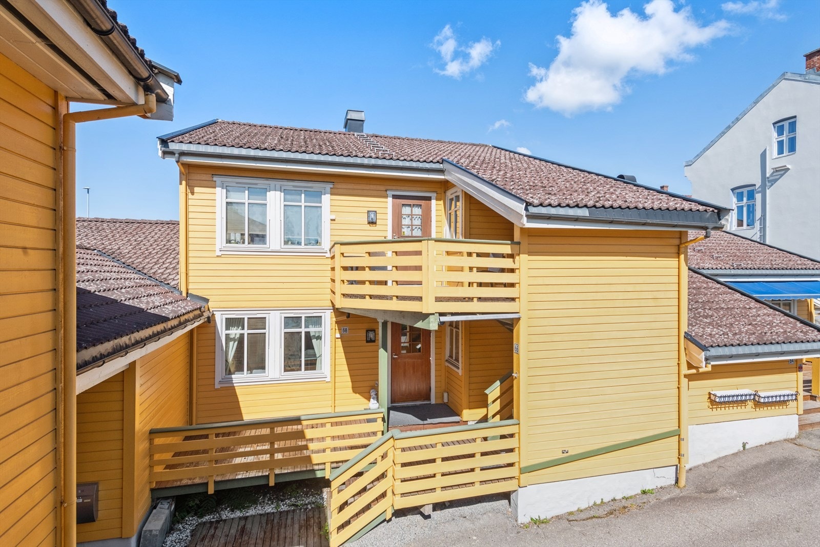 Leiligheten har enkel adkomst med kun få trappetrinn opp til inngangspartiet. Galleribilde