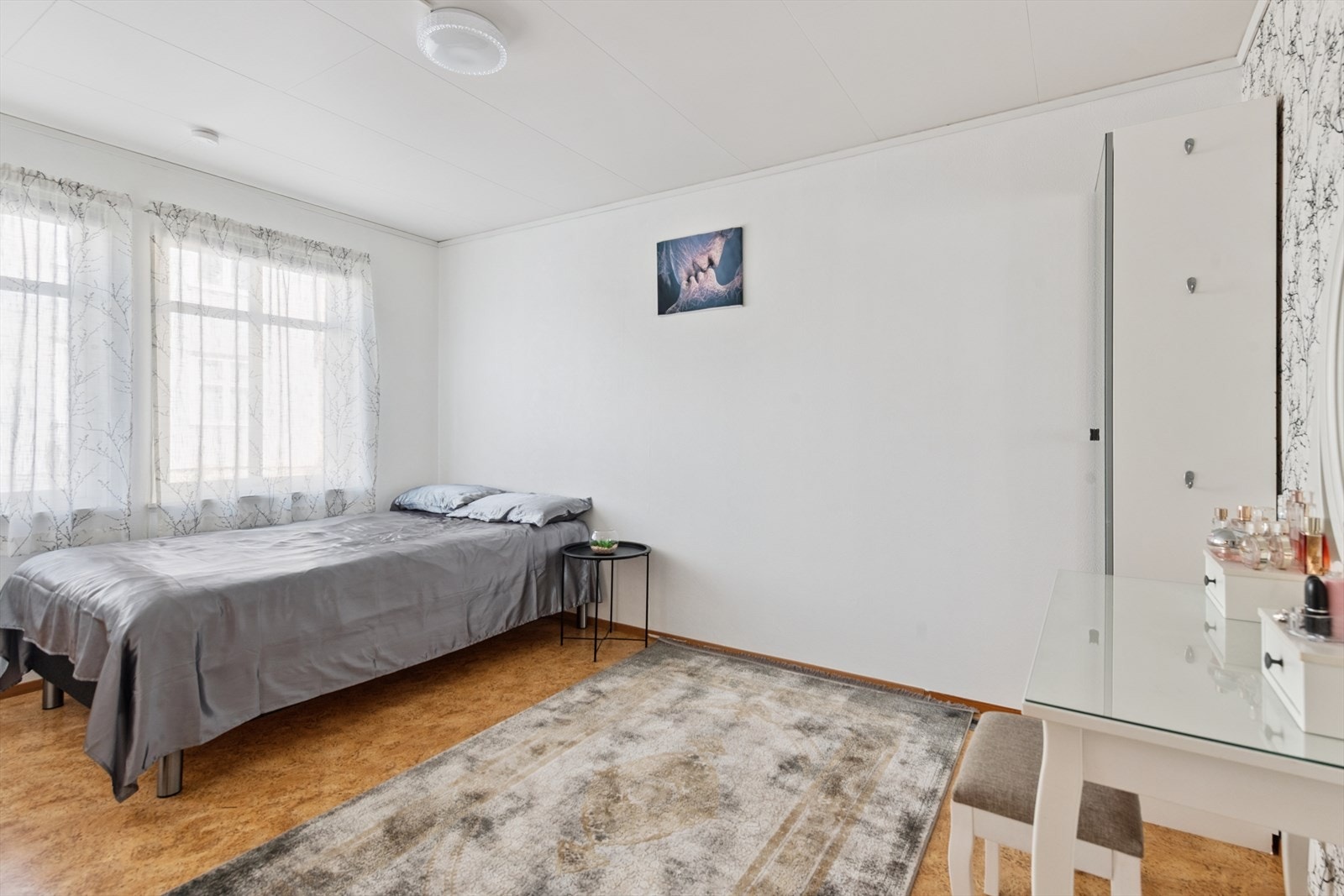 Hovedsoverom med god plass til dobbeltseng Galleribilde