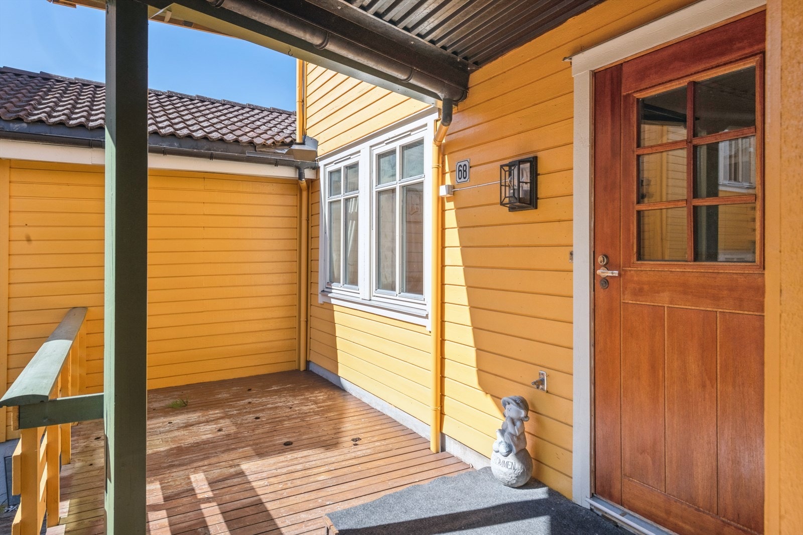 Utenfor er en fin terrasse med plass til utemøbler. Galleribilde