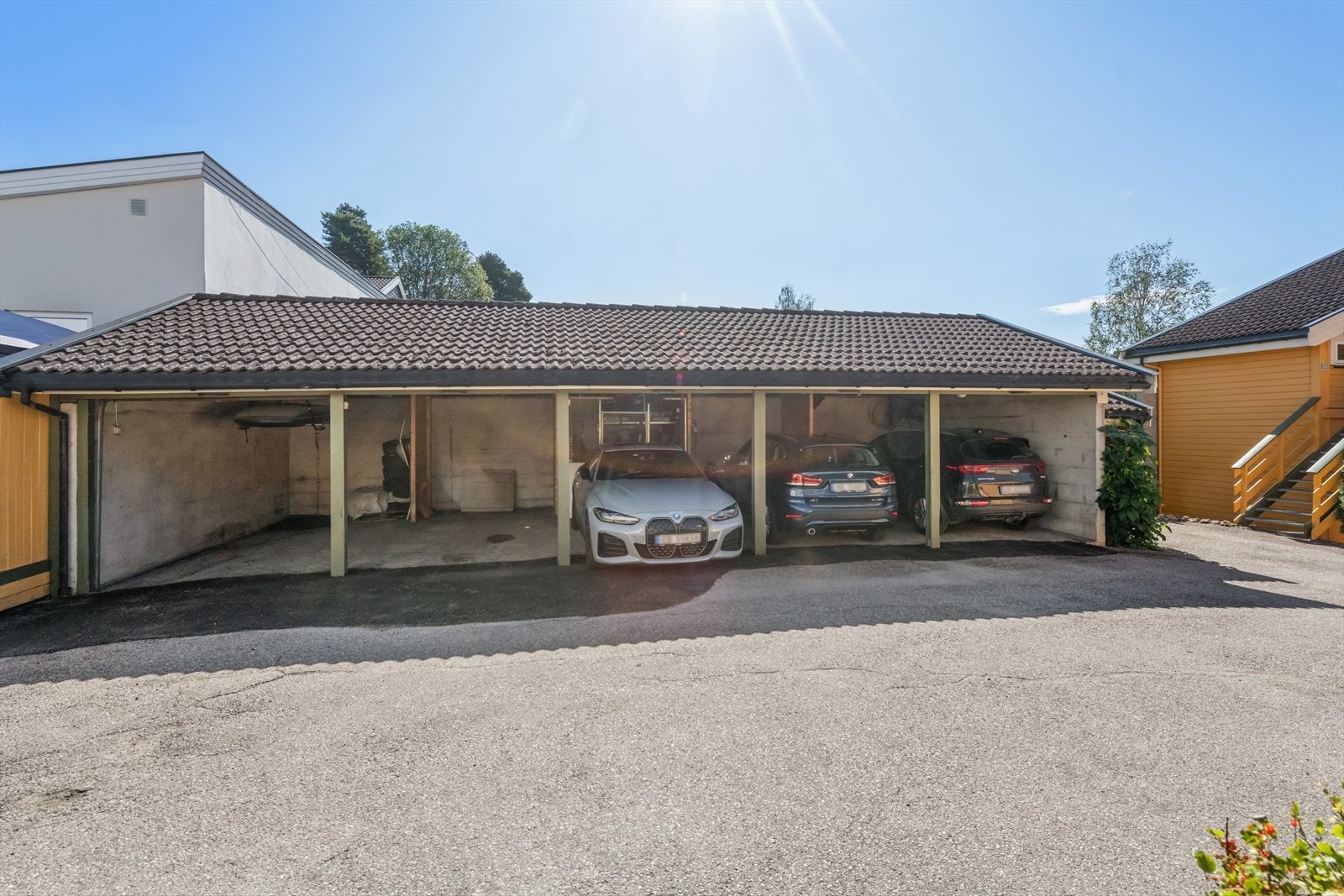 Parkering i carport i bakgården. Galleribilde