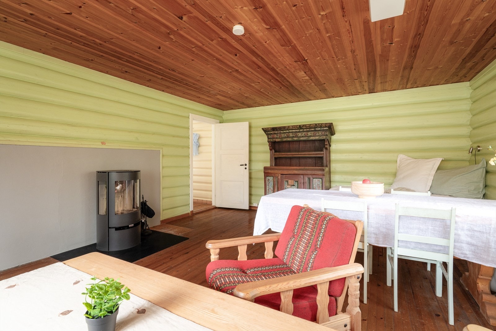 Sentralt i rommet er det i 2016 montert vedovn som gir en lun stemning og god varme på kalde dager. Eier opplyser om noe dårlig trekk i vedovnen, som ikke er ytterligere undersøkt. Galleribilde