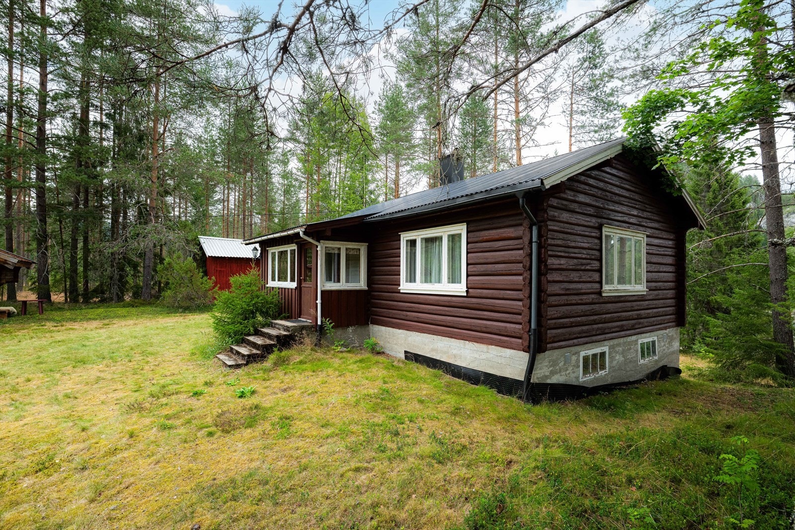 Tomten består hovedsakelig av naturtomt med gress, lyng, busker og trær. Dette gir lite innsyn og en skjermet eiendom og rundt hytta er det stor boltreplass med grøntarealer. Galleribilde