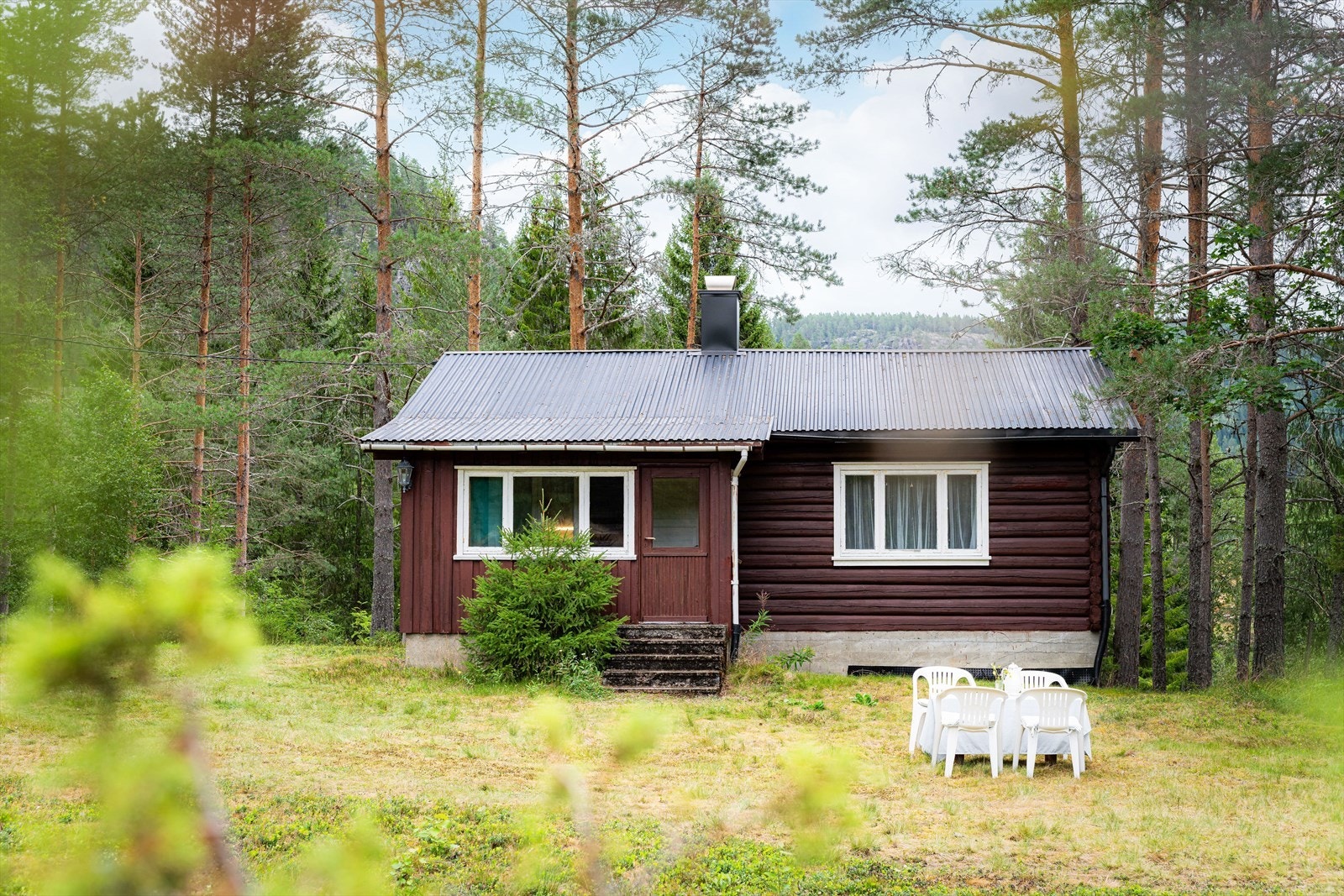 Det er privat adkomstvei til eiendommen med port inn til tomten. Galleribilde