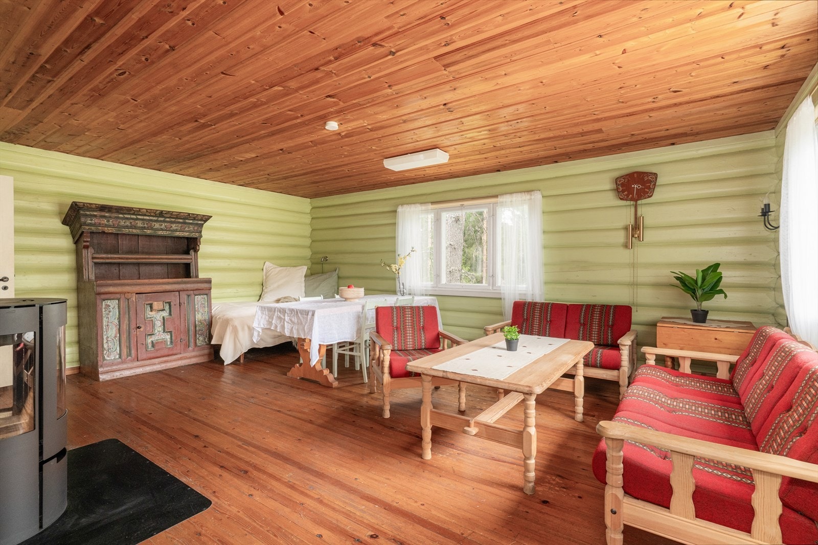 Gode vindusflater ut mot både sør og vest sikrer fine lysforhold inn i boligen. Galleribilde