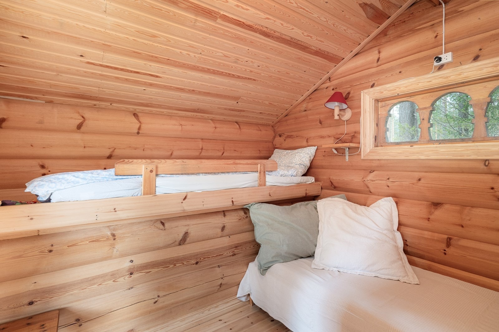 Det er plassbygget to enkeltsenger i rommet, samt plass til ytterligere møblement om ønskelig. Galleribilde