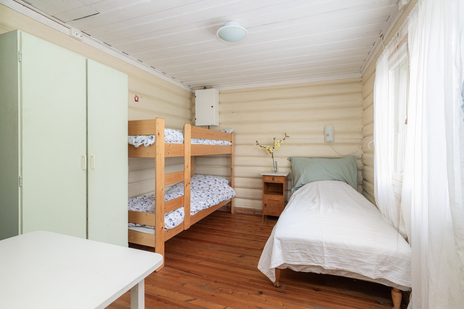 Tilliggende stuen er det et hyggelig soverom med vindusflate ut mot øst. Galleribilde