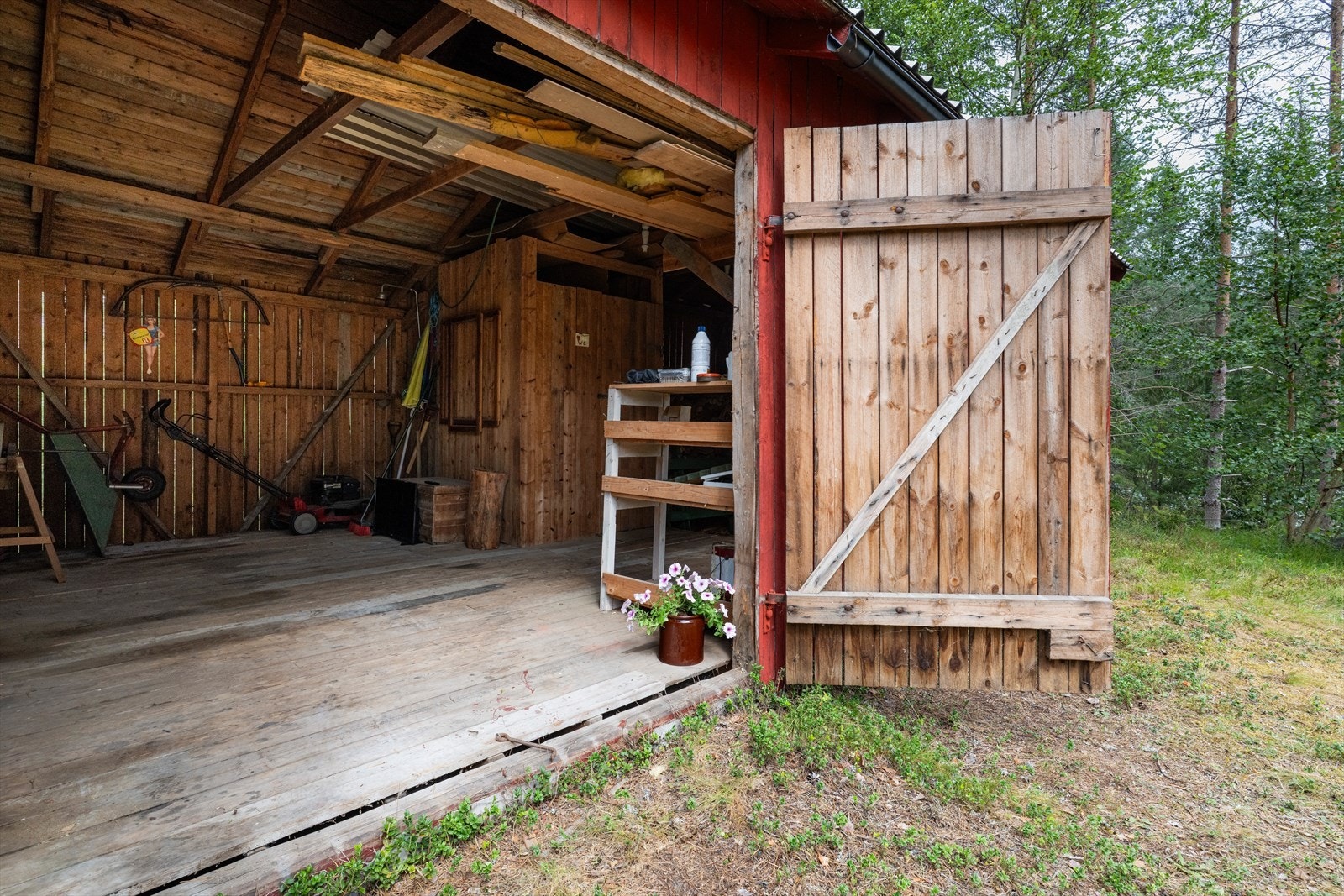 Innvendig gulv er av trematerialer, vegger av enkelt bindingsverk og trepanel i himling. Uthuset inneholder vedskjul, lager og utedo. Galleribilde