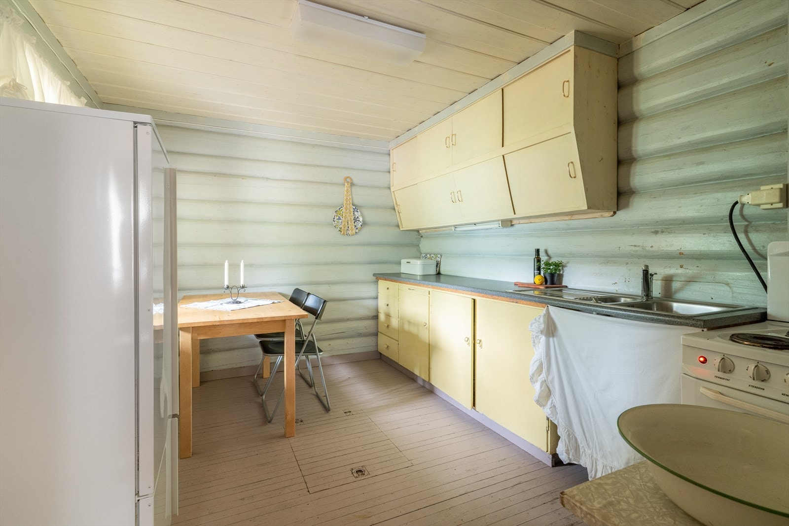 Benkeplate, oppvaskkum og armatur er nytt i 2005. Det er plass for frittstående komfyr og kjøleskap, i tillegg er det fin plass til et kjøkkenbord ved vinduet. Galleribilde