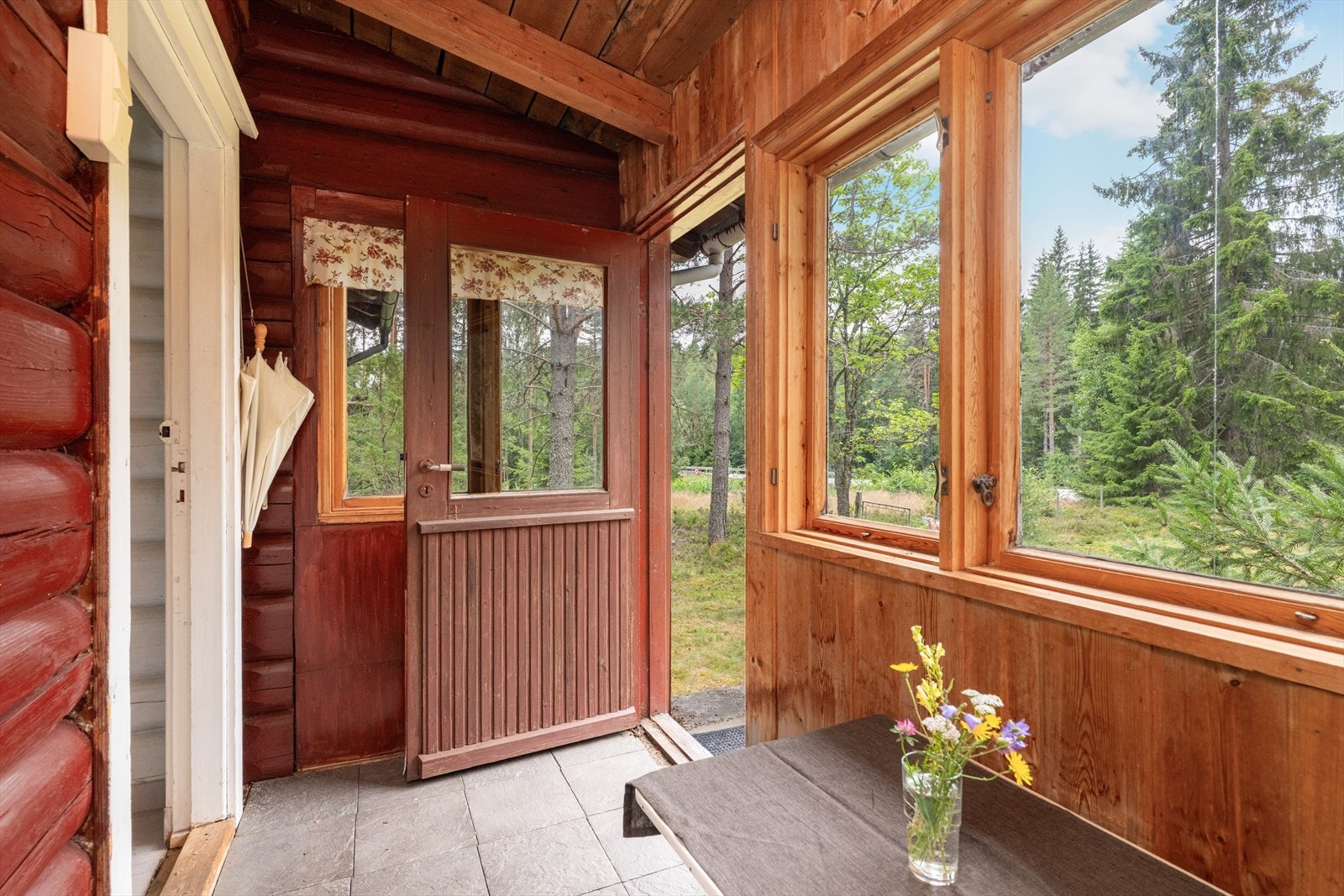 Støpt trapp opp til hyttas inngangsparti hvor du kommer inn i et vindfang. I vindfanget er det godt med vindusflater mot syd og vest og det er videre tilkomst til kjøkkenet. Galleribilde