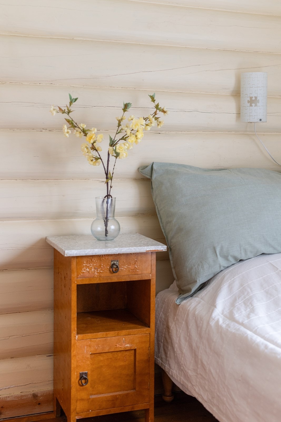 Her er det fin plass til sengemøblement og rommet er malt i behagelige farger. Det er også utstyrt med et garderobeskap. Galleribilde