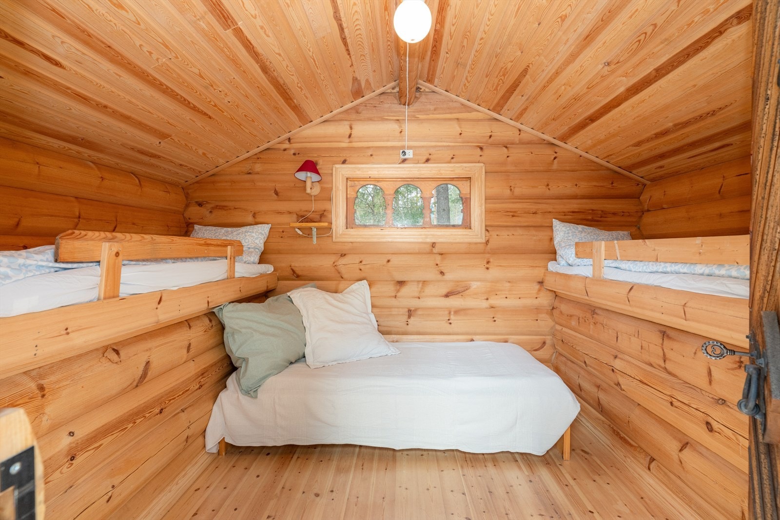 Innvendig er det gulvbord av tre, rundtømmer på vegger og trepanel i himling. Galleribilde