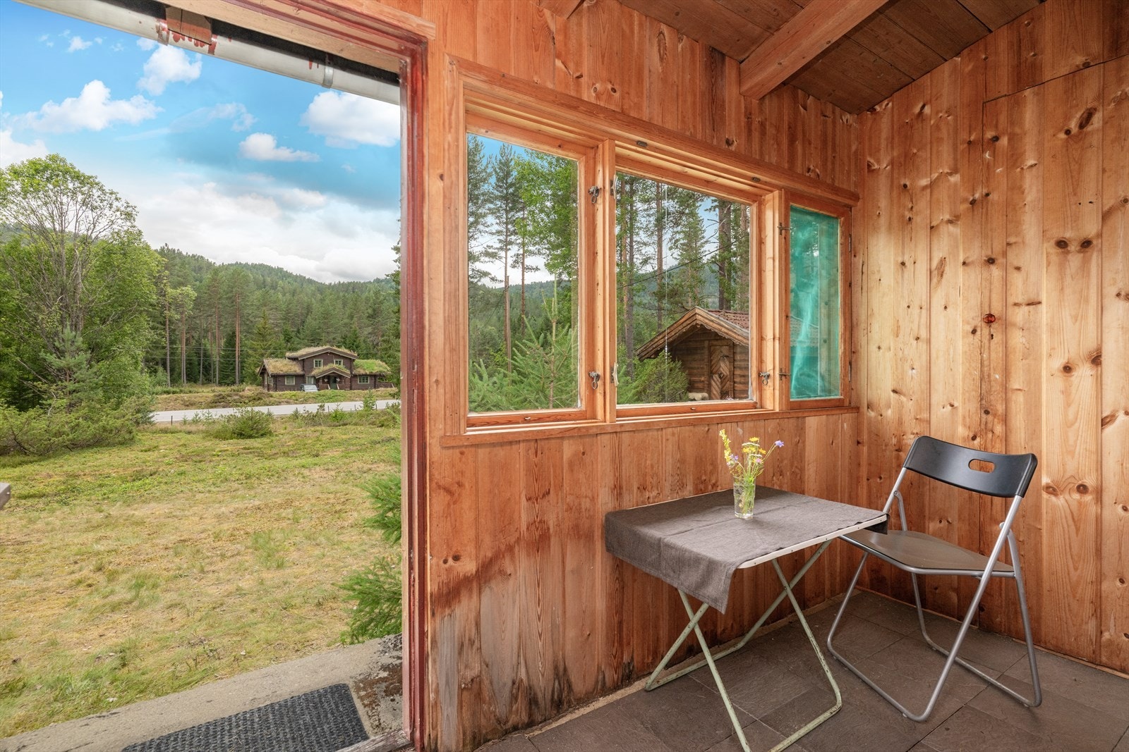 Hovedetasjen har vindfang, stue, kjøkken og soverom. Galleribilde