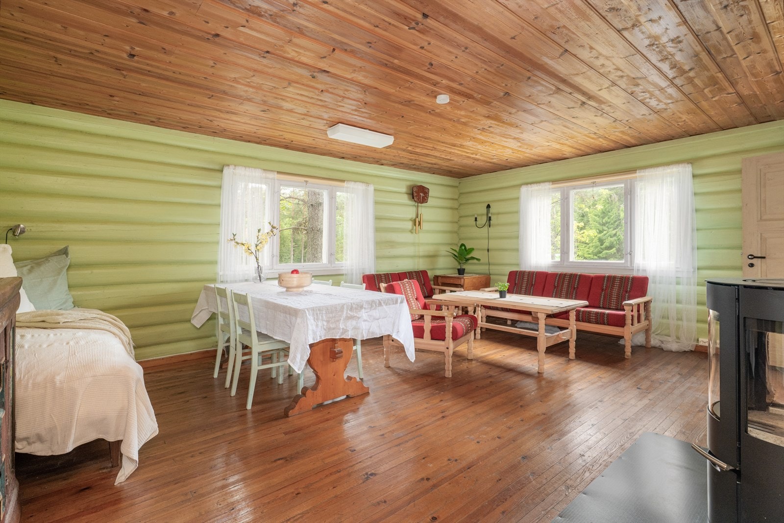 Fra kjøkken er det videre tilkomst inn til en stue av relativt god størrelse, som er malt i delikate fargetoner. Galleribilde