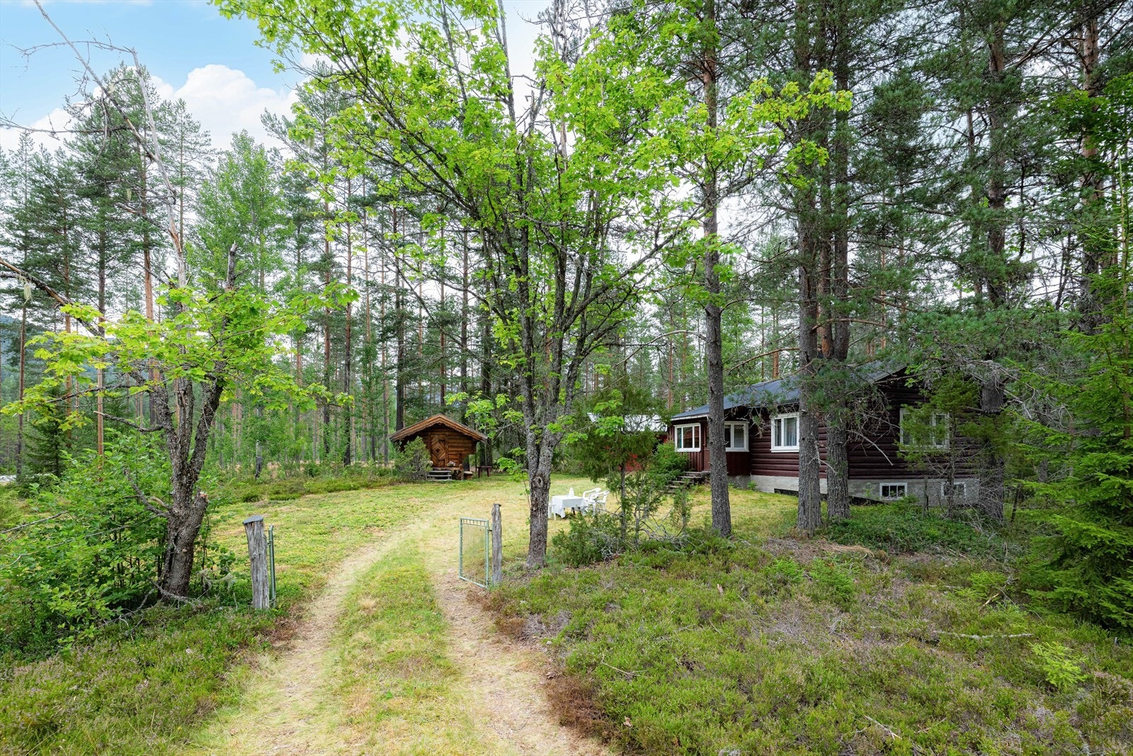 Eiendommen har en romslig naturtomt på ca. 1 539,5 kvm hvor det er god boltreplass og fint utsyn til Tinnåa. Galleribilde
