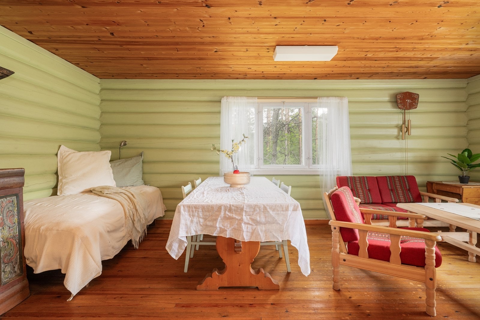 Her er det fin plass til både spisestue og sofagruppe om ønskelig. Galleribilde