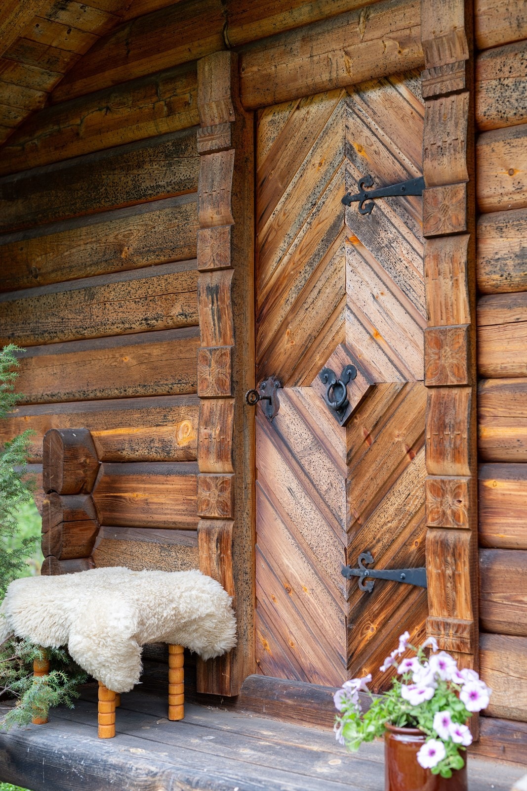 Stabburet er oppført i håndlaftet rundtømmer og står på betongpilarer. Galleribilde