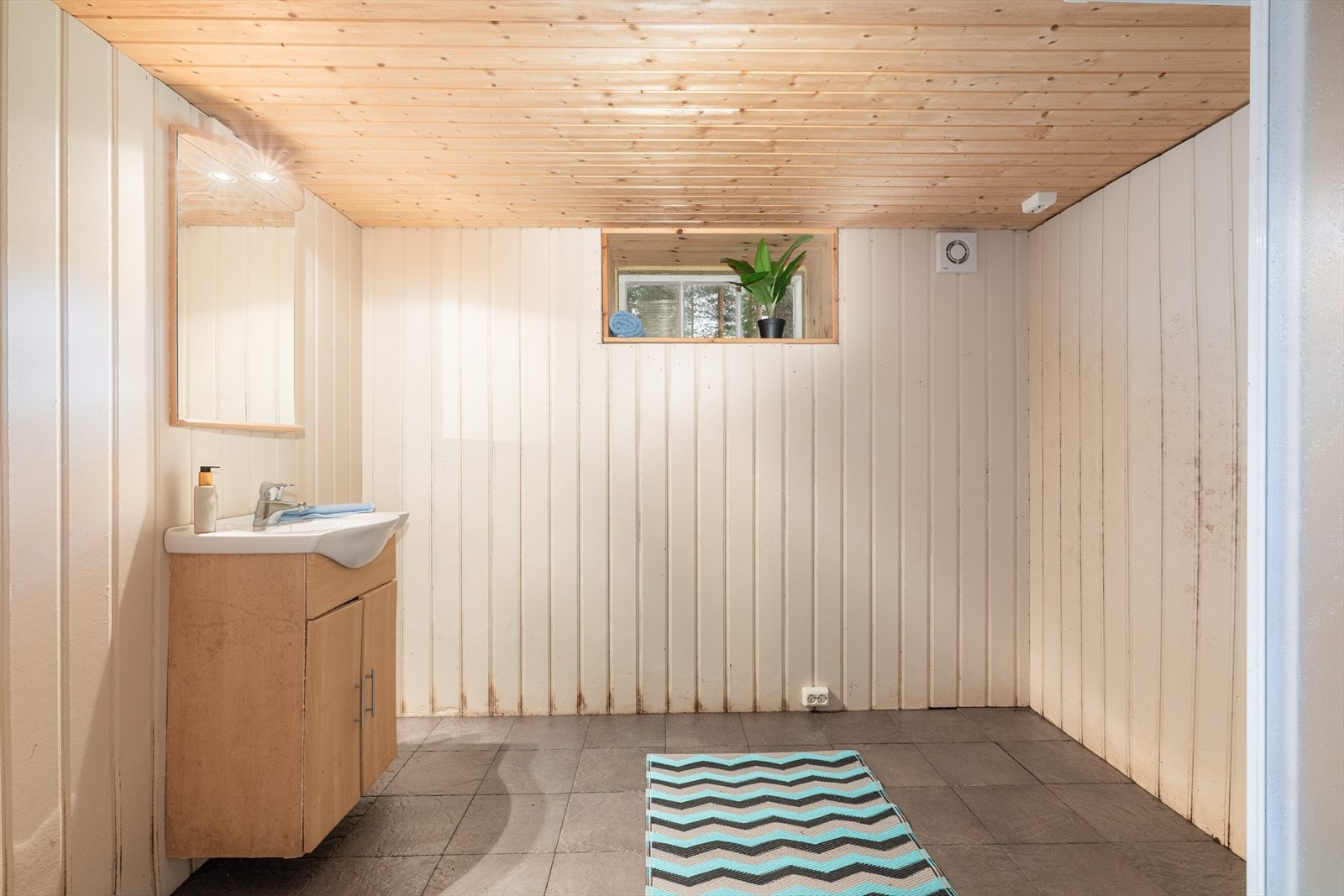 I grovkjelleren er det tre kjellerrom samt innredet et enkelt baderom i 2005, hvor det samtidig ble lagt nytt røropplegg. Galleribilde