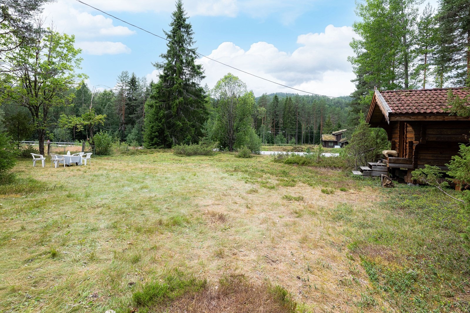 Det er gode solforhold til eiendommen hvor fine utestunder kan nytes. Galleribilde