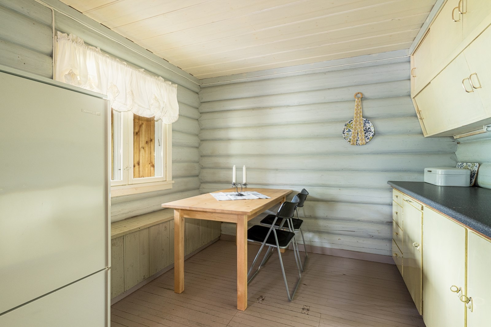 Hytta fremstår koselig og innbydende med svale fargetoner innvendig og en lettstelt løsning. Galleribilde