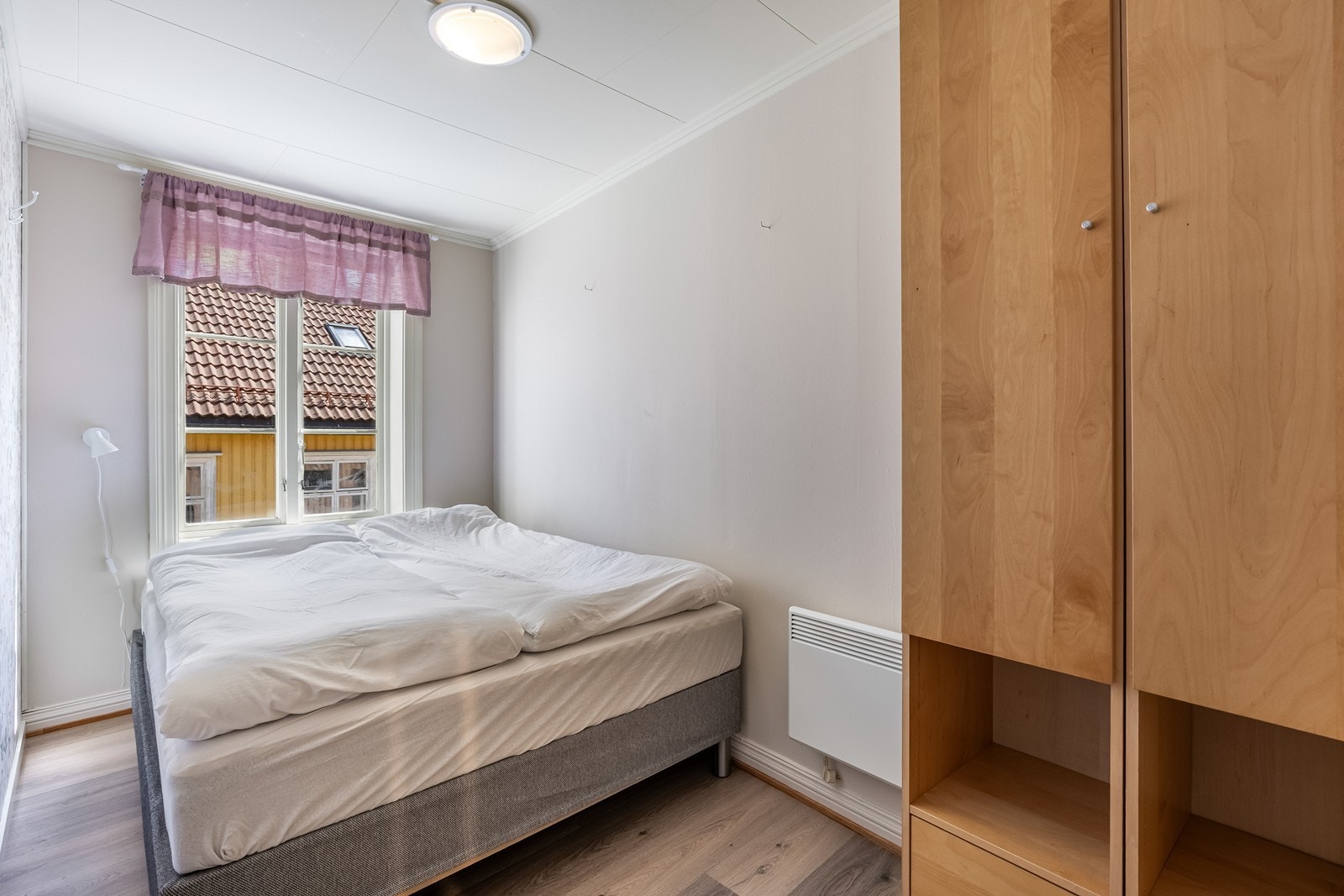 Soverom med plass til dobbeltseng Galleribilde