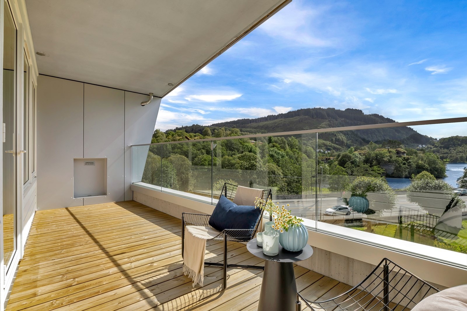 Stor, fin altan med gode sol- og utsiktsforhold Galleribilde